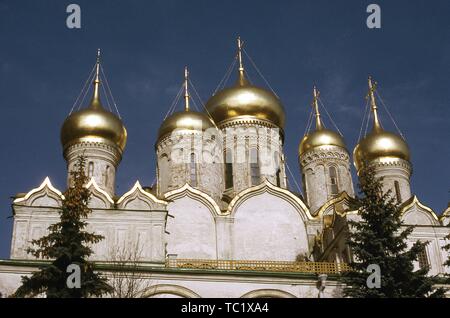 Fassade der Kathedrale, bekannt als Kathedrale von 1352, die in den Moskauer Kreml, Russland, 1973. () Stockfoto