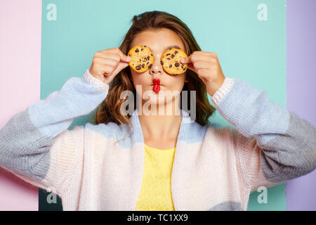 Mein Favorit Cookies. Hübsches Mädchen die Augen mit Cookies. Bäckerei Style Chocolate Chip Cookie recipe. Süße Mädchen Spaß mit Cookies. Nach einem Stockfoto