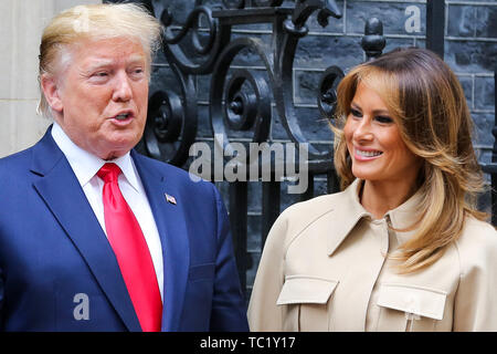 US-Präsident Donald Trump und First Lady Melania Trump, auf die Schritte der Downing Street 10 während des zweiten Tages ihres Besuchs in Großbritannien. Stockfoto