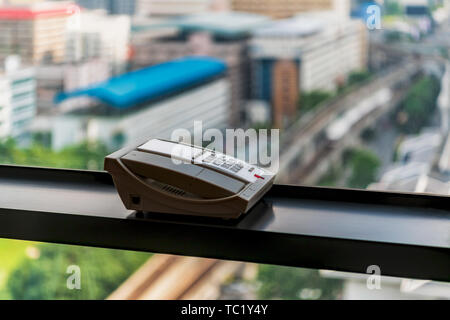 Das Telefon auf der Fensterbank des Hotels. Stockfoto