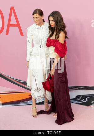 Tabitha Simmons und Emily Ratajkowski tragen Kleid von Hellessy besucht 2019 CFDA Fashion Awards am Brooklyn Museum (Foto: Lev Radin/Pacific Press) Stockfoto