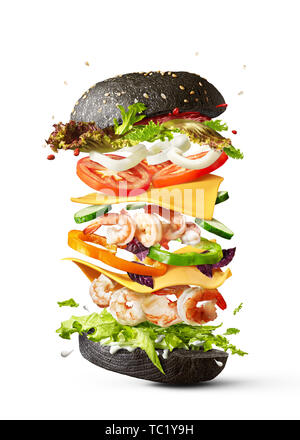 Flying Burger mit Garnelen und Gemüse auf einem weißen Hintergrund. Stockfoto