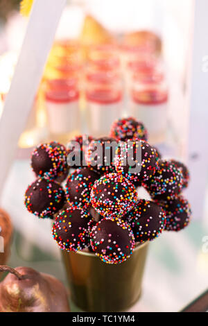 Candy Bar. Bonbons auf einen Stick mit Streuseln. Selektive konzentrieren. Stockfoto