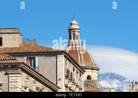 Einen atemberaubenden Blick auf die Kathedrale von Catania der Hl. Agatha in Catania, Sizilien, Italien. Vulkan Ätna mit Schnee ganz oben im Hintergrund. Schönes Stück mittelalterlicher Architektur. Stockfoto