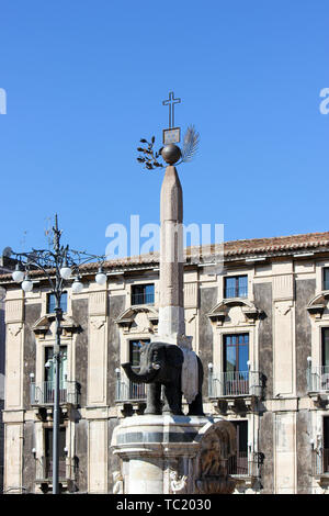 Statue von Elefanten in Piazza Duomo, Catania, Sizilien, Italien. Symbol der Stadt, bekannt als Liotru. Die Unterstützung einer transplantierten ägyptischer Obelisk. Beliebte Touristenattraktion. Stockfoto