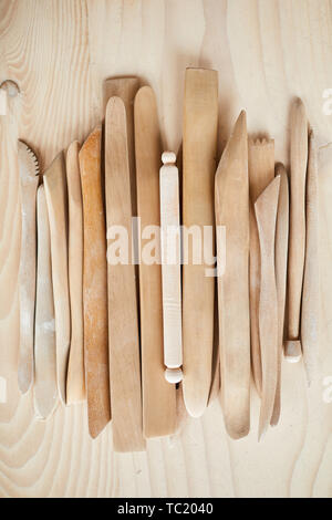 Ansicht von oben Hintergrund der Carving Tools auf Holztisch, kopieren Raum Stockfoto