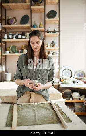Taille bis Porträt des zeitgenössischen weiblichen handwerkliche Arbeiten im Atelier Stockfoto