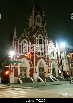 Nachtansicht des hl. Antonius und des hl. Alfons von Römisch-katholischen Kirche, Brooklyn, New York, 11. März 2019. () Stockfoto