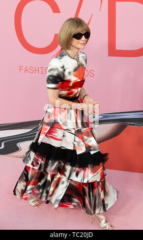 New York, Vereinigte Staaten. 03 Juni, 2019. Anna Wintour tragen Kleid von Alexander McQueen 2019 CFDA Fashion Awards am Brooklyn Museum Credit: Lev Radin/Pacific Press/Alamy Live News besucht Stockfoto