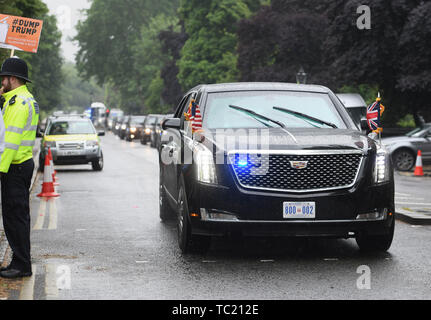 Die Wagenkolonne mit US-Präsident Donald Trump Limousine, mit dem Spitznamen "Die Bestie" kommt zurück an Winfield House, der Residenz des Botschafters der Vereinigten Staaten von Amerika, Großbritannien, im Regent's Park, London. Stockfoto