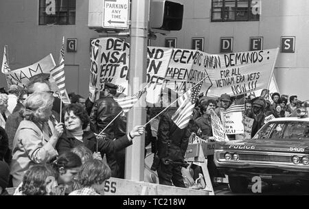 Amerikanische Soldaten der Union Demonstranten stehen hinter einer Barrikade, holding Banner fordern Entschädigung, während des Vietnam Krieges - in Verbindung stehende Haus mit Ehre Parade, New York City, New York, 31. März 1973. () Stockfoto