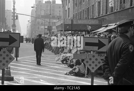 Ein Polizist, von der Rückseite und eine Reihe von Zuschauern mit amerikanischen Fahnen, wartet der Vietnam Krieg zu beobachten - in Verbindung stehende Haus mit Ehre Parade, New York City, New York, 31. März 1973. () Stockfoto