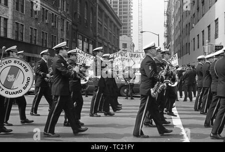 Ein United States Coast Guard Band leitet eine Gruppe von amerikanischen Soldaten der Union Demonstranten halten ein Banner während des Vietnam Krieges - in Verbindung stehende Haus mit Ehre Parade, New York City, New York, 31. März 1973. () Stockfoto