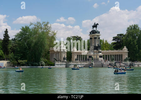 Madrid, Spanien - 13. Mai 2018: Menschen Boote nehmen auf Parque del Buen Retiro See Stockfoto