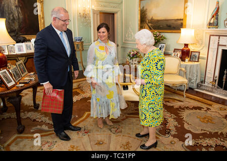 Queen Elizabeth II erfüllt australische Premierminister Scott Morrison während einer Privataudienz am Buckingham Palace, London. Stockfoto