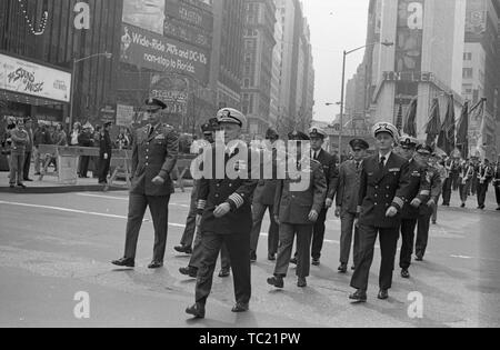 Hochrangige Offiziere, Uniformen tragen, im März in der Straße an der Vietnam Krieg - in Verbindung stehende Haus mit Ehre Parade, New York City, New York, 31. März 1973. () Stockfoto