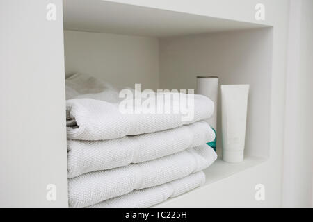 Weiße Bettwäsche mit flüssiger Seife in die Aussparung in der Wand im Badezimmer Stockfoto