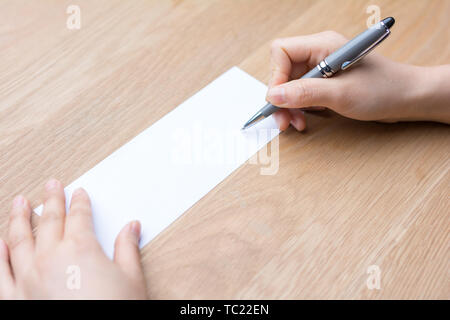 Geschäftsmann auf weißem Papier zu schreiben Stockfoto