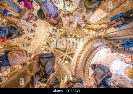 Low Angle Ansicht der Besucher unter der Kuppel der Kapelle von Villaviciosa, aus dem 15. Jahrhundert christliche Arbeit innerhalb der maurischen Moschee von Cordoba, Spanien. Stockfoto