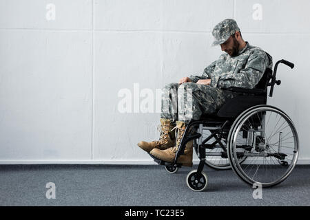 Deaktiviert militärischen Mann in Uniform Sitzen im Rollstuhl mit gesenktem Kopf gedrückt Stockfoto