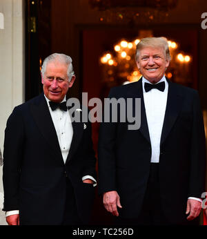 Der Prinz von Wales wird von US-Präsident Donald Trump außerhalb Winfield House, der Residenz des Botschafters der Vereinigten Staaten von Amerika, dem Vereinigten Königreich begrüßt, im Regent's Park, London, für die Rückkehr Abendessen als Teil seines Staatsbesuchs in Großbritannien. Stockfoto