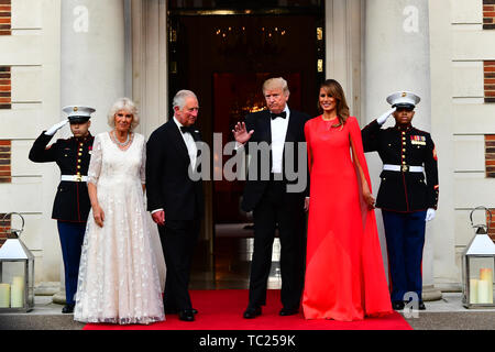 Der Prinz von Wales und die Herzogin von Cornwall werden von uns Präsident Donald Trump begrüßt und Frau Melania außerhalb Winfield House, der Residenz des Botschafters der Vereinigten Staaten von Amerika, Großbritannien, im Regent's Park, London, für die Rückkehr Abendessen als Teil seines Staatsbesuchs in Großbritannien. Stockfoto