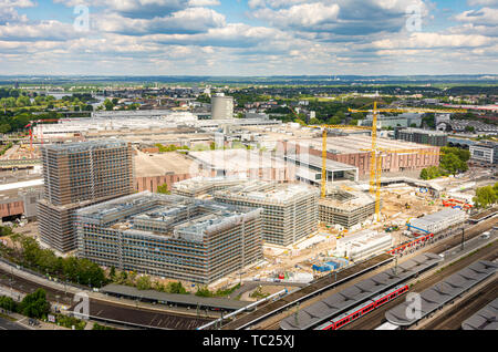 Köln, Deutschland - 12. Mai: Luftaufnahme über der Stadt Köln, Deutschland am 12. Mai 2019. Foto von Triangle Turm genommen. Stockfoto