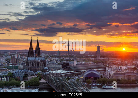 Köln, Deutschland - 12. Mai: Stadtbild von Köln, Deutschland, am 12. Mai 2019 während des Sonnenuntergangs. Blick von Triangle Turm der Kathedrale und Hohenzolern Brid Stockfoto