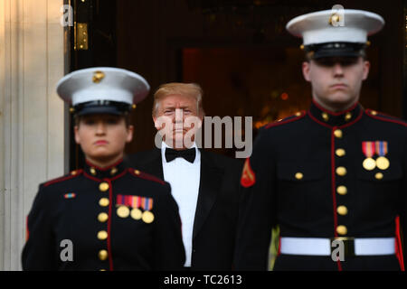US-Präsident Donald Trump wartet der Prinz von Wales und die Herzogin von Cornwall außerhalb Winfield House, der Residenz des Botschafters der Vereinigten Staaten von Amerika, Großbritannien, im Regent's Park, London zu begrüßen, für die Rückkehr Abendessen als Teil seines Staatsbesuchs in Großbritannien. Stockfoto