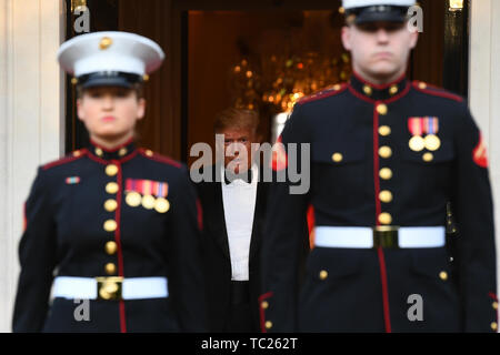 US-Präsident Donald Trump wartet der Prinz von Wales und die Herzogin von Cornwall außerhalb Winfield House, der Residenz des Botschafters der Vereinigten Staaten von Amerika, Großbritannien, im Regent's Park, London zu begrüßen, für die Rückkehr Abendessen als Teil seines Staatsbesuchs in Großbritannien. Stockfoto