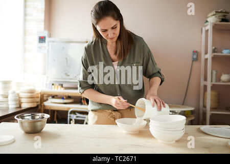 Taille bis Portrait von weiblichen Keramiker Arbeiten im Atelier, kopieren Raum Stockfoto