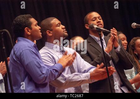 In der Nähe von drei der Johns Hopkins University Gospel Chor Sänger, von der Taille bis, während einer Veranstaltung, 11. Februar 2006. Vom Homewood Sammlung Fotografie. () Stockfoto