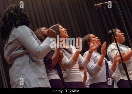 Low-winkel Profil ansehen, von der Taille bis, von der Johns Hopkins University Gospel Chor Sänger während einer Veranstaltung, 11. Februar 2006. Vom Homewood Sammlung Fotografie. () Stockfoto