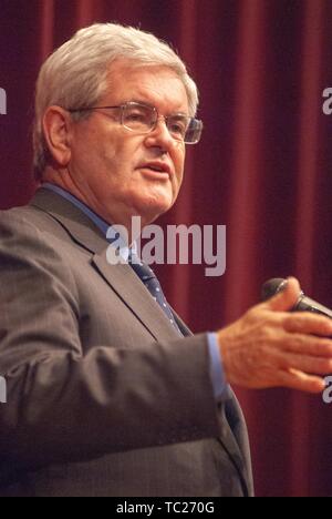 Low-Winkel Nahaufnahmen der Politiker Newt Gingrich, während ein Milton S Eisenhower Symposium, Homewood Campus von der Johns Hopkins University, Baltimore, Maryland, 18. Oktober 2006. Vom Homewood Sammlung Fotografie. () Stockfoto