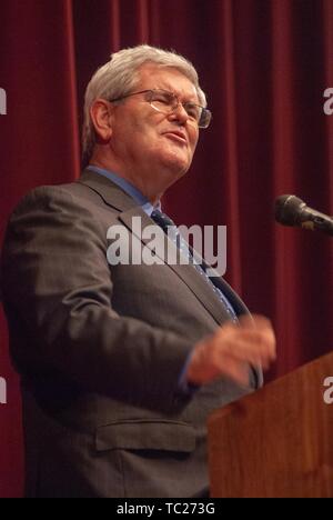 Niedrigen Winkel, teilweise Profil close-up, der Politiker Newt Gingrich, sprechen von einem Podium während einer Milton S Eisenhower Symposium, Homewood Campus von der Johns Hopkins University, Baltimore, Maryland, 18. Oktober 2006. Vom Homewood Sammlung Fotografie. () Stockfoto