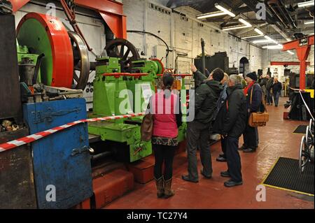 Menschen die Prüfung eines Bahn rad Drehmaschine in der Maschinenhalle in Bridgnorth Gleisbauarbeiten auf den Severn Valley Railway Stockfoto