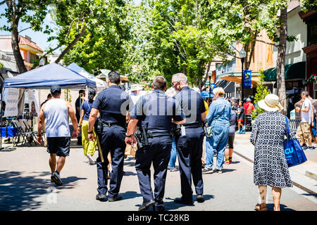 Juni 2, 2019 Sunnyvale/CA/USA - Polizei Patrouillen in den Straßen der Innenstadt von Sunnyvale während der Kunst, Wein & Musik Festival in der Innenstadt von Sunnyvale, S Stockfoto