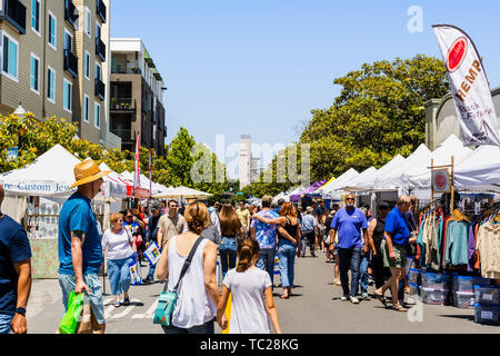 Juni 2, 2019 Sunnyvale/CA/USA - Menschen an der Kunst, Wein & Musik Festival teilnehmenden in der Innenstadt von Sunnyvale, South San Francisco Bay Area. Stockfoto