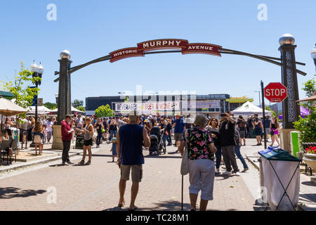 Juni 2, 2019 Sunnyvale/CA/USA - Menschen an der Kunst, Wein & Musik Festival teilnehmenden in der Innenstadt von Sunnyvale, South San Francisco Bay Area. Stockfoto