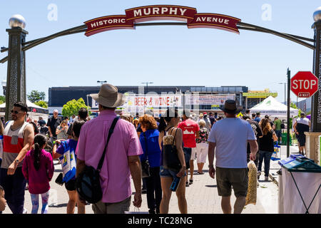 Juni 2, 2019 Sunnyvale/CA/USA - Menschen an der Kunst, Wein & Musik Festival teilnehmenden in der Innenstadt von Sunnyvale, South San Francisco Bay Area. Stockfoto