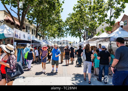 Juni 2, 2019 Sunnyvale/CA/USA - Menschen an der Kunst, Wein & Musik Festival teilnehmenden in der Innenstadt von Sunnyvale, South San Francisco Bay Area. Stockfoto