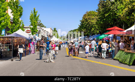 Juni 2, 2019 Sunnyvale/CA/USA - Menschen an der Kunst, Wein & Musik Festival teilnehmenden in der Innenstadt von Sunnyvale, South San Francisco Bay Area. Stockfoto