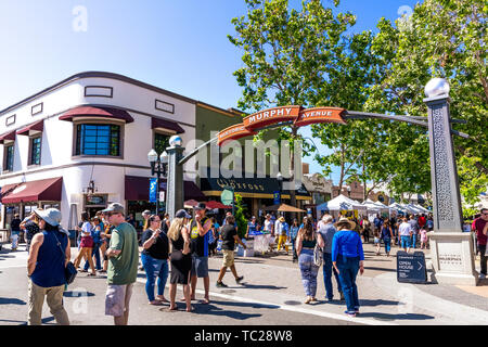 Juni 2, 2019 Sunnyvale/CA/USA - Menschen an der Kunst, Wein & Musik Festival teilnehmenden in der Innenstadt von Sunnyvale, South San Francisco Bay Area. Stockfoto