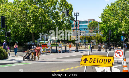 Juni 1, 2019 Sunnyvale/CA/USA - Straßen geschlossen in der Innenstadt von Sunnyvale für die Kunst, Wein & Musik Festival Stockfoto