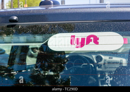 Mai 30, 2019 Milpitas/CA/USA - lyft Aufkleber auf der Heckscheibe eines Fahrzeugs bietet viele Fahrgeschäfte Stockfoto