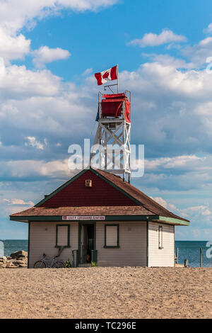 Leuty Lifeguard Station mit der kanadischen Flagge am Sandstrand des Lake Ontario, Toronto, Kanada Stockfoto