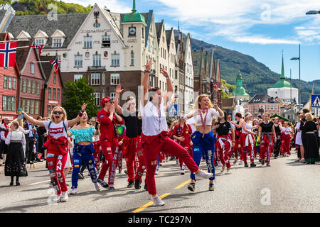 BERGEN, Norwegen - 14 April, 2019: Alte Feuerwehr Fahrzeug auf der Straße in Bergen, Norwegen. Stockfoto