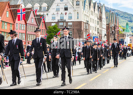 BERGEN, Norwegen - 14 April, 2019: Alte Feuerwehr Fahrzeug auf der Straße in Bergen, Norwegen. Stockfoto