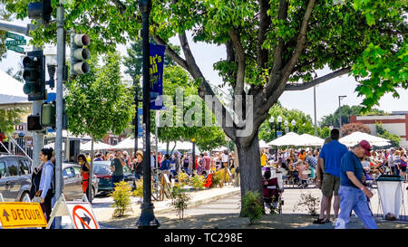 Juni 1, 2019 Sunnyvale/CA/USA - Straßen geschlossen in der Innenstadt von Sunnyvale für die Kunst, Wein & Musik Festival Stockfoto