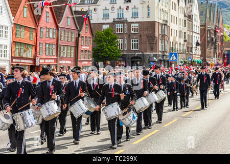 BERGEN, Norwegen - 14 April, 2019: Alte Feuerwehr Fahrzeug auf der Straße in Bergen, Norwegen. Stockfoto